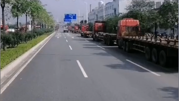 海运价钱连跌23周，，，大宗空箱群集口岸！集装箱物流司机提前回老家过年
