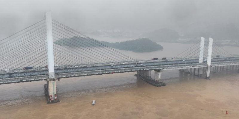 广东佛山九江大桥防撞墩受船舶擦碰，，，，，船只淹没